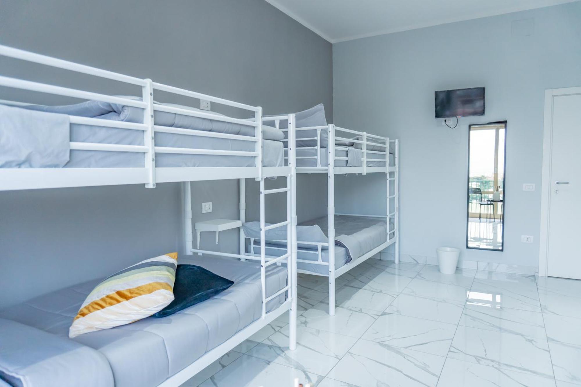 Partenope Hostal