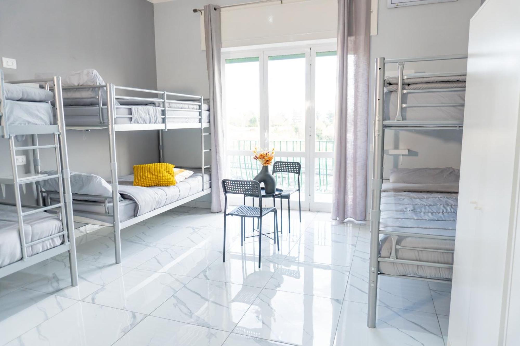 Partenope Hostal
